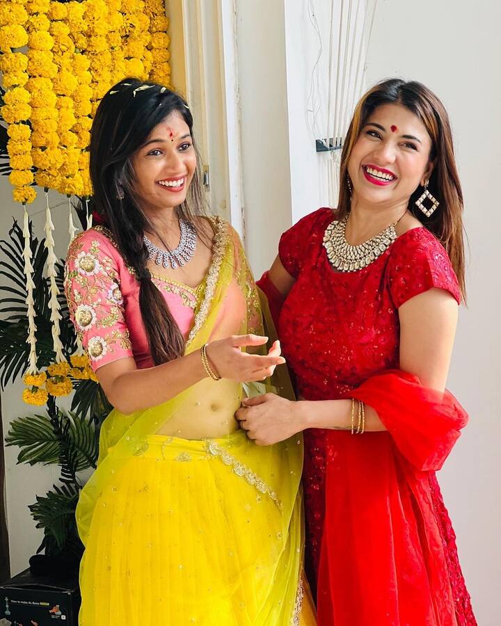 ఈ ఫొటోల్లో అరియనా-హమీద ఇద్దరూ ఎంతో అందంగా కనిపిస్తున్నారు. ట్రెడిషనల్ బట్టల్లో యూత్ ని ఫిదా చేసేశారు. (Photo Courtesy: Instagram)