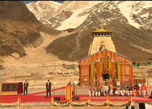 पंतप्रधान नरेंद्र मोदी यांच्या दौऱ्यावेळी उत्तराखंडचे माजी मुख्यमंत्री तिरथ सिंह रावत आणि विद्यमान मुख्यमंत्री पुष्कर सिंह धामी उपस्थित होते.   (Photo tweeted by @ANI)