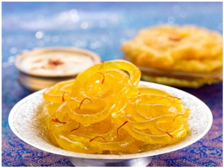 Bhai Dooj 2021: इस भाई दूज पर भाई को खुश करने के लिए बनाएं Kesariya Jalebi, जानें बनाने की विधि Bhai Dooj 2021, Make Saffron jalebi to please Brother on this Bhai Dooj And Kesariya Jalebi Recipe Kitchen Hacks Bhai Dooj 2021: इस भाई दूज पर भाई को खुश करने के लिए बनाएं Kesariya Jalebi, जानें बनाने की विधि