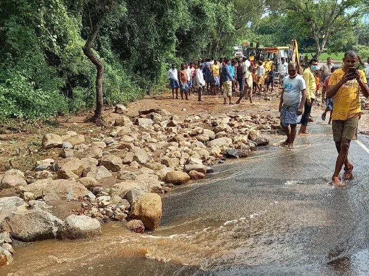 சேலத்தில் நேற்றிரவு பெய்த கனமழை காரணமாக குப்பனூர் - ஏற்காடு சாலையில் மண் சரிவு