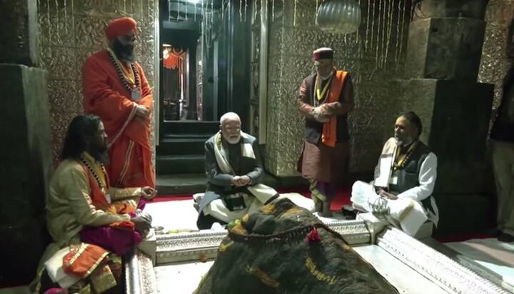 मंदिर के मुख्य द्वार पर पहुंचने पर पुजारियों ने प्रधानमंत्री का माथे पर लेप लगाकर स्वागत किया.