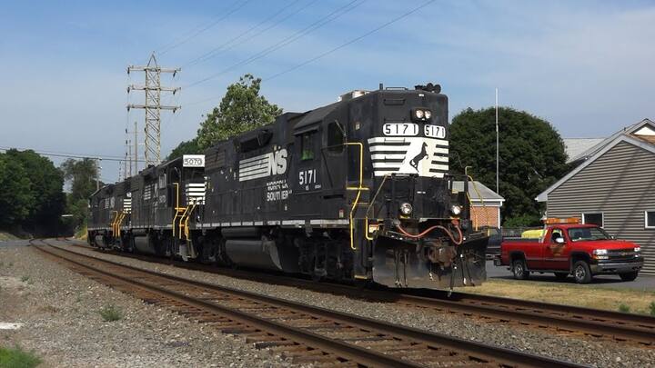 ਥ੍ਰੀ ਸਮੌਲ ਹੌਰਨ: ਇਹ ਸੀਟੀ ਬਹੁਤ ਘੱਟ ਵਜਾਈ ਜਾਂਦੀ ਹੈ। ਇਸ ਨੂੰ ਮੋਟਰਮੈਨ ਦਬਾਉਂਦਾ ਹੈ। ਇਸ ਦਾ ਮਤਲਬ ਹੁੰਦਾ ਹੈ ਕਿ ਮੋਟਰ ਤੋਂ ਕੰਟਰੋਲ ਖਤਮ ਹੋ ਗਿਆ ਹੈ। ਇਸ ਹੌਰਨ ਨਾਲ ਪਿੱਛੇ ਬੈਠੇ ਗਾਰਡ ਨੂੰ ਨਿਰਦੇਸ਼ ਦਿੱਤਾ ਜਾਂਦਾ ਹੈ ਕਿ ਉਹ ਵੈਕਿਊਮ ਬ੍ਰੇਕ ਲਾਵੇ। ਇਹ ਐਮਰਜੈਂਸੀ ਵੇਲੇ ਹੀ ਇਸਤੇਮਾਲ ਕੀਤਾ ਜਾਂਦਾ ਹੈ।