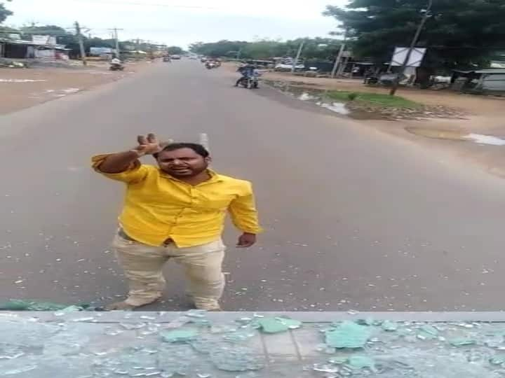 The person who broke the glass of the state bus demanding reservation for the Vanniyar community வன்னியர்களுக்கு இட ஒதுக்கீடு வழங்க கோரி அரசுப்பேருந்து கண்ணாடியை உடைத்த போதை ஆசாமி