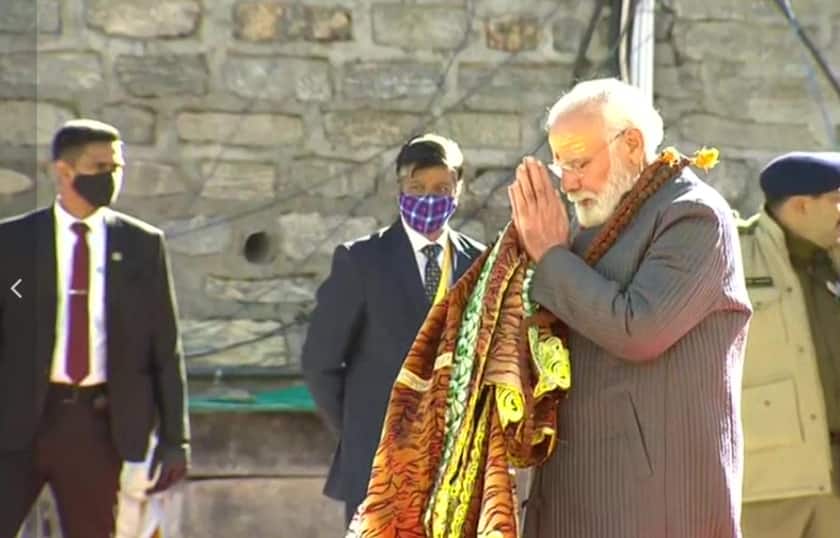 PM Modi Kedarnath Visit: माथे पर त्रिपुंड, गले में रुद्राक्ष की माला, केदारनाथ दौरे पर इस अंदाज में नजर आए पीएम नरेंद्र मोदी