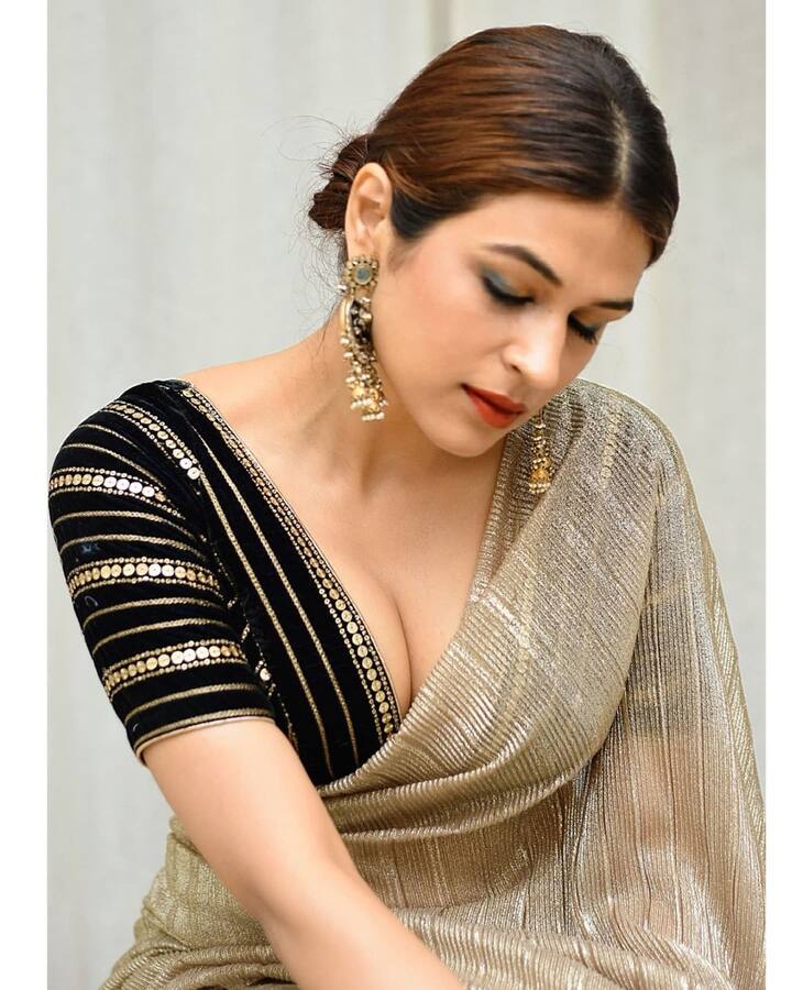 చీరకే వన్నె తెచ్చే చిన్నది.. శ్రద్ధాదాస్ నీ అందం అదుర్స్!  - Image Credit: Shraddha Das/Instagram