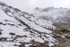 Kashmir Snowfall: कश्मीर घाटी में फिर हुई बर्फबारी और बारिश, तापमान में आई और गिरावट