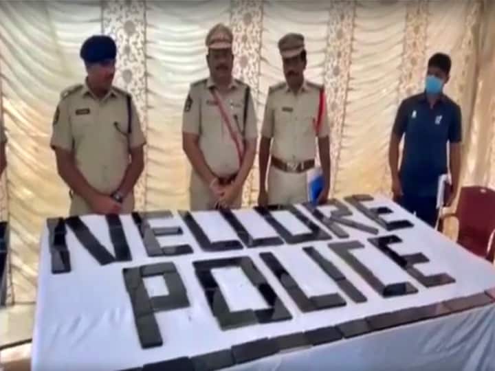 Nellore Crime: చెన్నైలో చోరీలు ఆంధ్రాలో అమ్మకాలు... సగం ధరకే బ్రాండెడ్ సెల్ ఫోన్లు Nellore cell phone theft gang arrested mobile theft in Chennai sales in Andhra Pradesh Nellore Crime: చెన్నైలో చోరీలు ఆంధ్రాలో అమ్మకాలు... సగం ధరకే బ్రాండెడ్ సెల్ ఫోన్లు