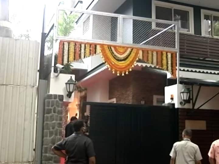 गेल्या कित्येक वर्षांपासून राज ठाकरे आणि त्यांचा परिवार कृष्णकुंज निवासस्थानी राहत आहेत. कृष्णकुंजवर अनेक ऐतिहासिक घडामोडी घडल्या. 