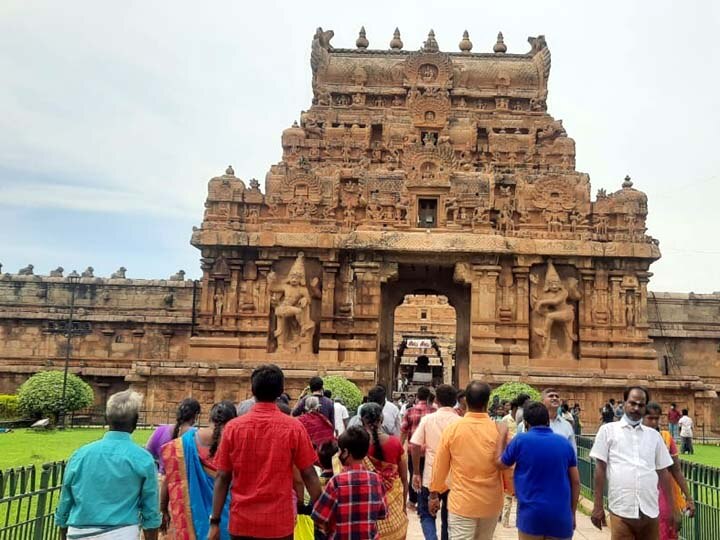 தொடர் விடுமுறை காரணமாக தஞ்சை பெரியகோயிலில் குவியும் சுற்றுலா பயணிகள்...!