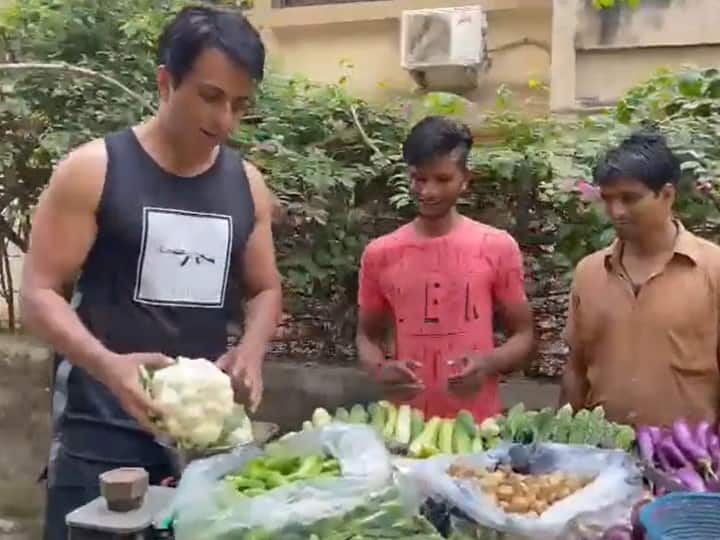 Sonu Sood's New Video With Vegetable Vendors Goes Viral Sonu Sood: కూరగాయల బండితో ప్రత్యక్షమైన సోనుసూద్.. ప్లీజ్ బేరాలొద్దు!