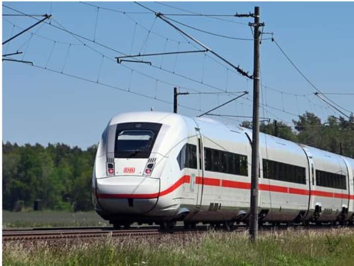 Germany Knife Attack: जर्मनी में चलती ट्रेन के भीतर यात्रियों पर चाकू से हमला, कई लोग घायल, हमलावर गिरफ्तार