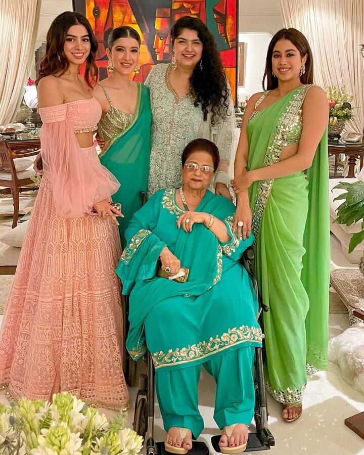 अनिल कपूर के घर हुई दिवाली पार्टी की फोटोज अर्जुन कपूर की बहन अंशुला कपूर ने शेयर की है. जिसमें सभी लोग काफी खुश नजर आ रहे हैं. जान्हवी ने हर रंग की साड़ी पहनी है तो वहीं खुशी कपूर पीच कलर के लहंगा टॉप में नजर आ रही हैं.