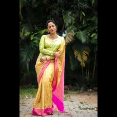 Anasuya Bharadwaj pics: புடவையில் அனுசுயாவின் விதவிதமான போஸ்கள்..!