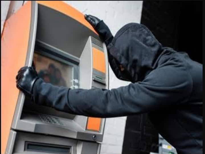 Bank manager and three others steal 10 lakhs from ATM machine! உடைக்கவே இல்ல.. ஆனா பணம் காணோம் - ஏடிஎம்மில் மர்ம திருட்டு.. விசாரணையில் திடுக்கிடும் தகவல்!