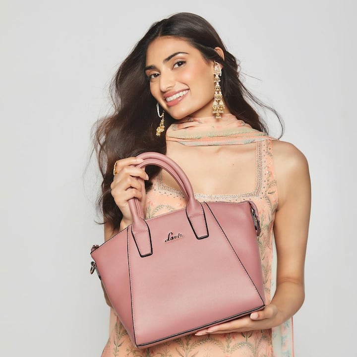 आथिया सोशल मीडियावर खूप सक्रिय असते. ती नेहमीच तिचे फोटो आणि व्हिडिओ सोशल मीडियावर शेअर करते. (Photo:@athiyashetty/IG)