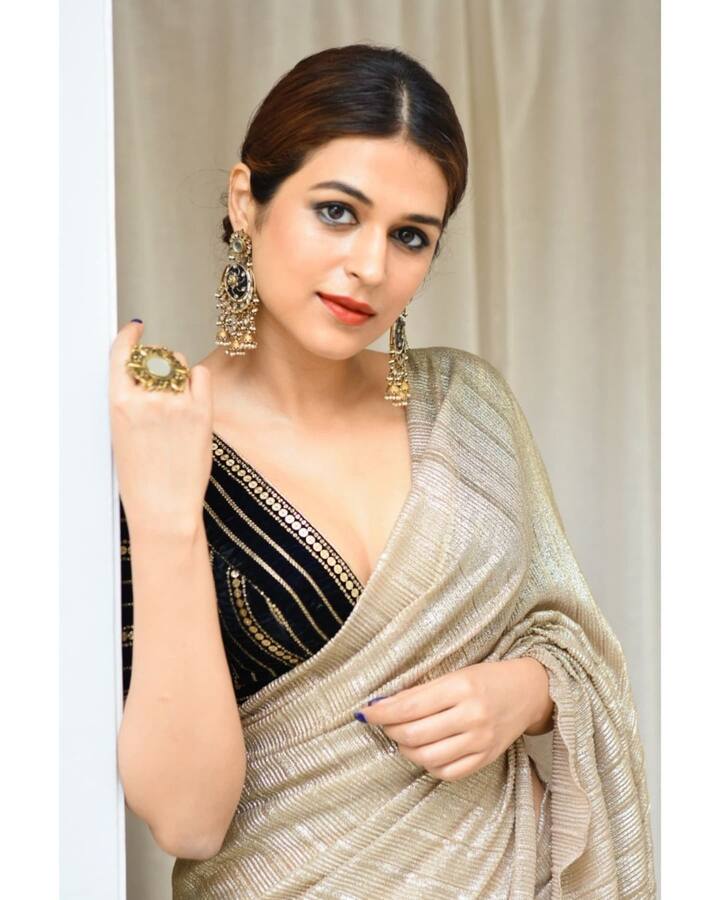 image 5చీరకే వన్నె తెచ్చే చిన్నది.. శ్రద్ధాదాస్ నీ అందం అదుర్స్!  - Image Credit: Shraddha Das/Instagram