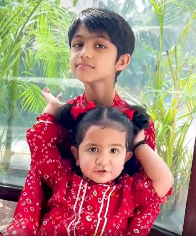 দাদার সঙ্গে খুনসুটি মন কেড়েছে নেটিজেনদেরও।