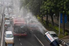 Delhi Air Pollution: दिल्ली में पानी का छिड़काव करने के लिए लगाए एंटी स्मॉग गन, देखें तस्वीरें