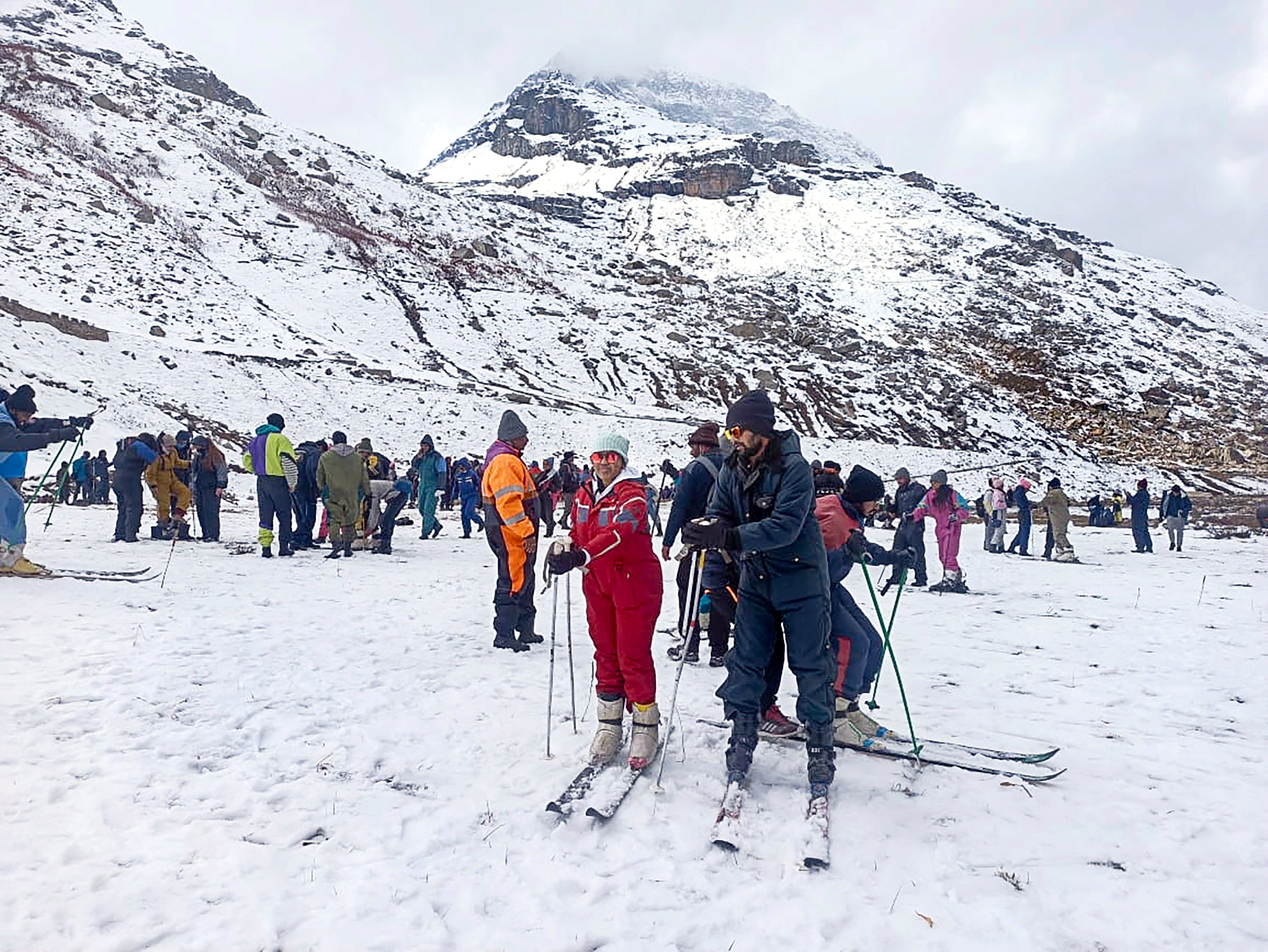 Kashmir Snowfall: कश्मीर घाटी में फिर हुई बर्फबारी और बारिश, तापमान में आई और गिरावट