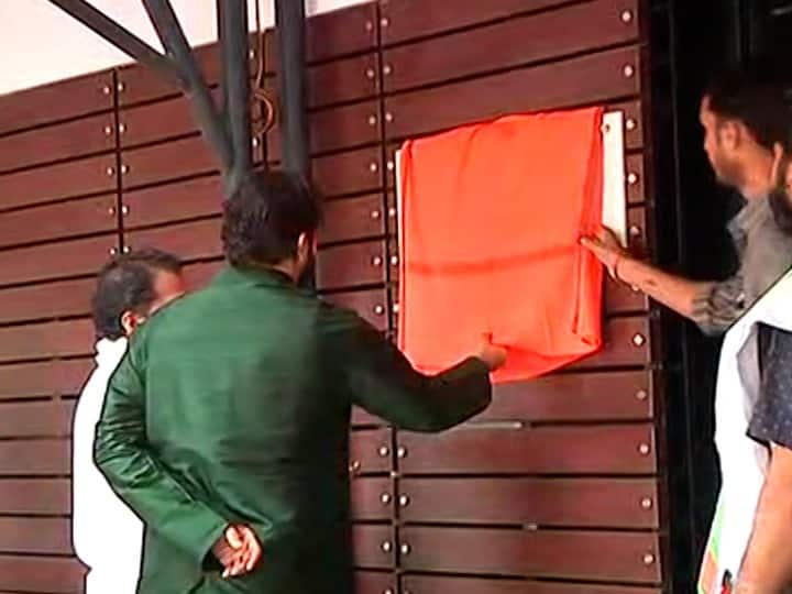 अमित ठाकरे यांनी आज या नव्या घराच्या नामफलकाचं उद्घाटन केलं.