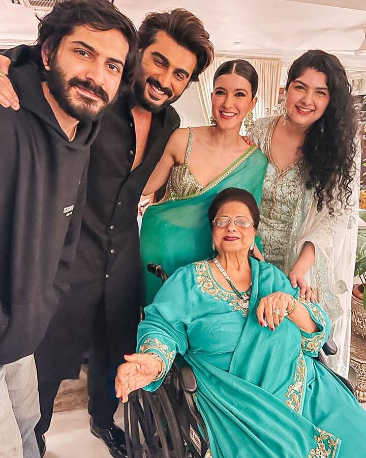 अनिल कपूर हर साल अपने घर में दिवाली पर शानदार पार्टी देते हैं, जिसमें बोनी कपूर और संजय कपूर का परिवार भी शामिल होता है. सभी भाई-बहनों एक दूसरे के साथ इंजॉय करते दिखते हैं.