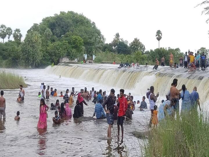 Newly formed Mini Courtallam in Villupuram District  Accumulating tourists வடகிழக்கு பருவமழையால் விழுப்புரத்தில் உருவான மினி குற்றாலம் - குதுகலமாக குளிக்கும் பொதுமக்கள்...!