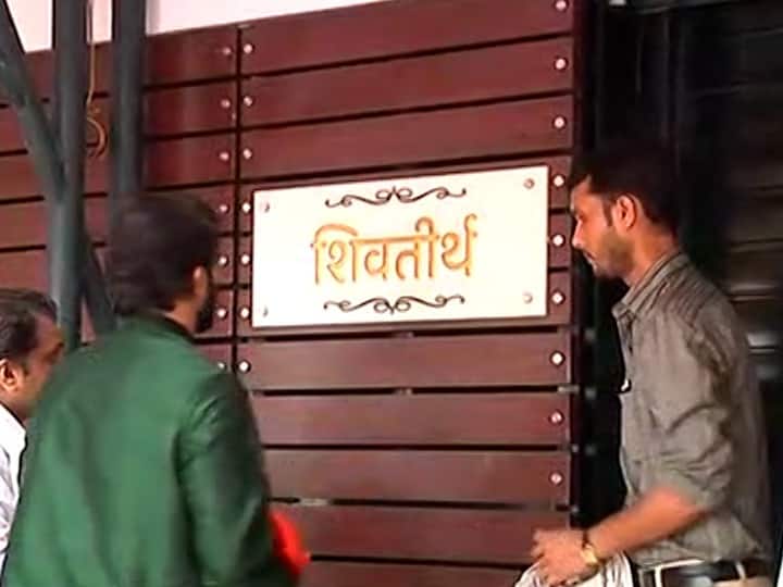 राज ठाकरेंच्या या नव्या घराचं नाव असणार आहे शिवतीर्थ. दादर येथील 'कृष्णकुंज'शेजारीच नवी पाच मजली इमारत बांधण्यात आली आहे. यामध्ये राज ठाकरे आज कुटुंबासह गृहप्रवेश करणार आहे. 