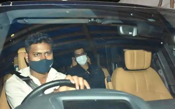 ગઇ રાત્રે કેટરીના કૈફ અને વિક્કી કૌશલે એકસાથે આરતી શેટ્ટીને ત્યાં દિવાળી પાર્ટી સેલિબ્રેટ કરી. આ દરમિયાન બન્નેને લેટ નાઇટ પાર્ટીમાંથી ઘરે જતા સ્પૉટ કરવામાં આવ્યા.