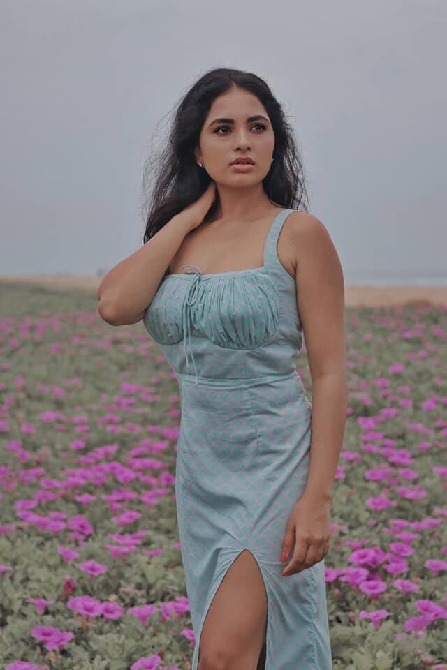 பூக்களே சற்று ஓய்வெடுங்கள் அவள் வந்துவிட்டாள்