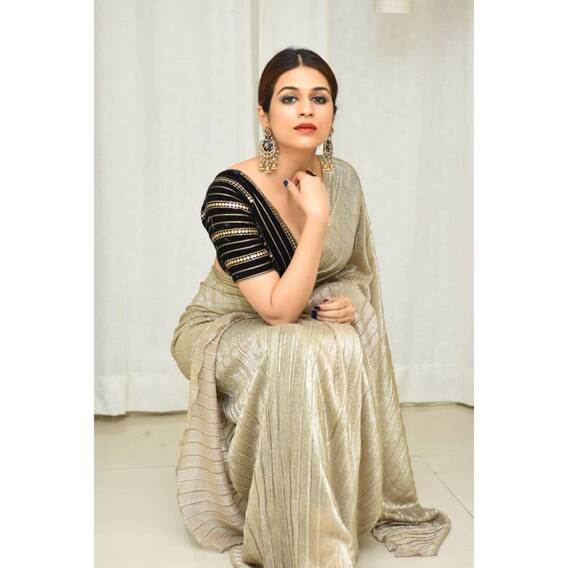 Shraddha Das: చీరకే వన్నె తెచ్చే చిన్నది..  అదుర్స్ అనిపిస్తున్న శ్రద్ధాదాస్
