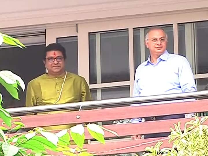 थोड्याच वेळात राज ठाकरे यांच्या नव्या शिवतीर्थ वास्तुच्या वरती भगवा झेंडा फडकावत प्रवेश करतील. यासाठी जय्यत तयारी सध्या सुरू आहे.