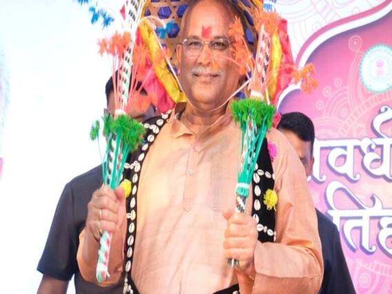 Bhupesh Baghel in Govardhan Puja: सीएम भूपेश बघेल ने गोवर्धन पूजा पर बजाया वाद्य यंत्र, वीडियो वायरल Bhupesh Baghel in Govardhan Puja: सीएम भूपेश बघेल ने गोवर्धन पूजा पर बजाया वाद्य यंत्र, वीडियो वायरल