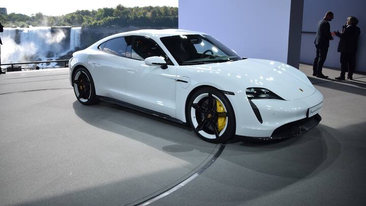 Porsche Taycan EV: Porsche Taycan EV ਨੂੰ ਸਾਲ 2019 ਵਿੱਚ ਗਲੋਬਲ ਮਾਰਕੀਟ ਵਿੱਚ ਲਾਂਚ ਕੀਤਾ ਗਿਆ ਸੀ। ਭਾਰਤ ਦੇ ਗਾਹਕਾਂ ਨੂੰ ਇਸ ਕਾਰ ਲਈ 2 ਸਾਲ ਤੱਕ ਇੰਤਜ਼ਾਰ ਕਰਨਾ ਪਿਆ ਸੀ। ਹਾਲਾਂਕਿ ਹੁਣ ਇਹ ਇੰਤਜ਼ਾਰ ਖ਼ਤਮ ਹੋ ਗਿਆ ਹੈ। ਹੁਣ ਇਸ ਕਾਰ ਦੀ ਭਾਰਤ 'ਚ ਐਂਟਰੀ 12 ਨਵੰਬਰ ਨੂੰ ਹੋਣ ਜਾ ਰਹੀ ਹੈ।