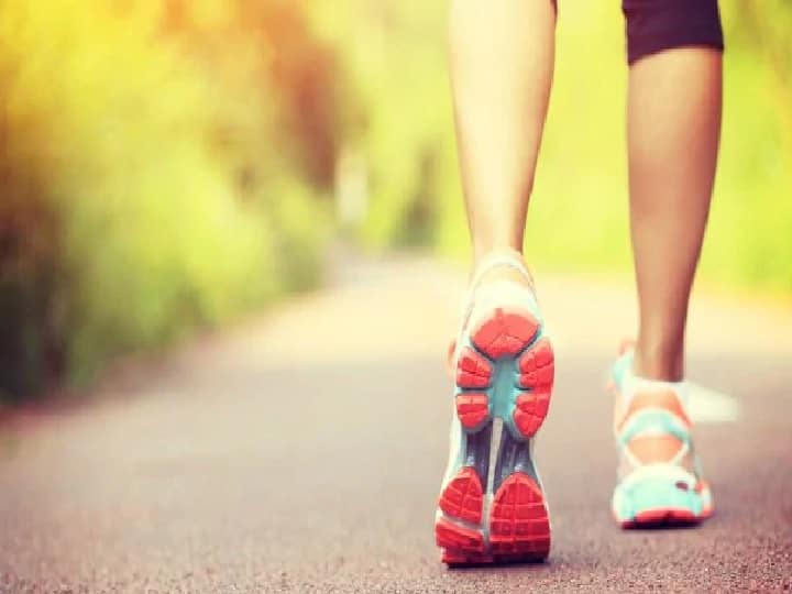 Regular practice of walking in reverse will have this effect on health it will affect the brain उल्टे चलने की रेगुलर प्रैक्ट‍िस से हेल्थ को मिलता है फायदा, दिमाग पर भी होता है असर