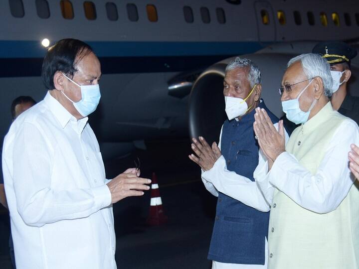 बिहार पहुंचे उपराष्ट्रपति वेंकैया नायडू, CM नीतीश और राज्यपाल फागू चौहान ने किया स्वागत