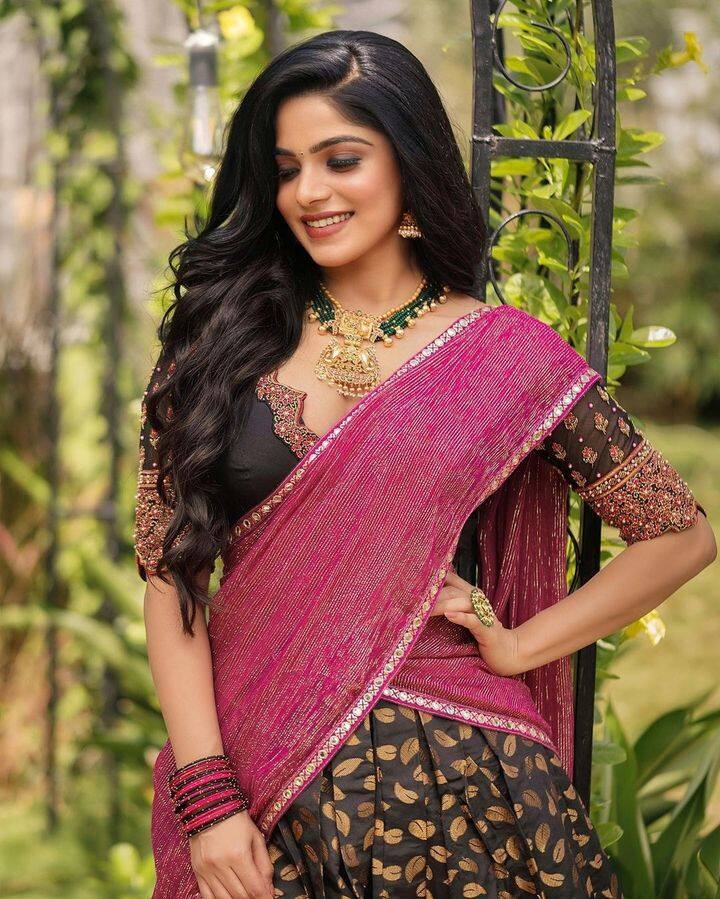 முட்டுது முட்டுது, மூச்சு முட்டுது, அவள கண்டாலே கொட்டுது கொட்டுது, அருவி கொட்டுது, அருகில் நின்னாலே