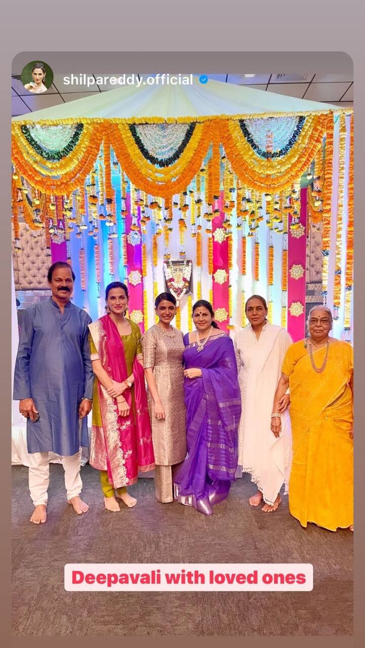 इस दिवाली सेलिब्रेशन की तस्वीरें खुद सामंथा ने अपने इंस्टा स्टोरी में शेयर की हैं, जिसमें वो कई लोगों के साथ पोज देते नजर आ रही हैं.