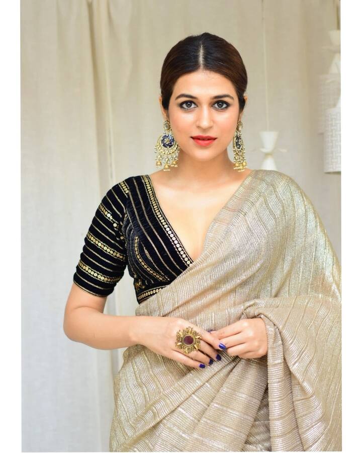చీరకే వన్నె తెచ్చే చిన్నది.. శ్రద్ధాదాస్ నీ అందం అదుర్స్!  - Image Credit: Shraddha Das/Instagram