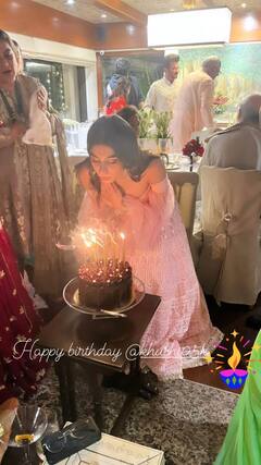 Anil Kapoor Diwali Bash: बर्थडे केक काटकर Khushi Kapoor ने मनाई दिवाली, Janhvi, Arjun Kapoor के साथ दिए पोज