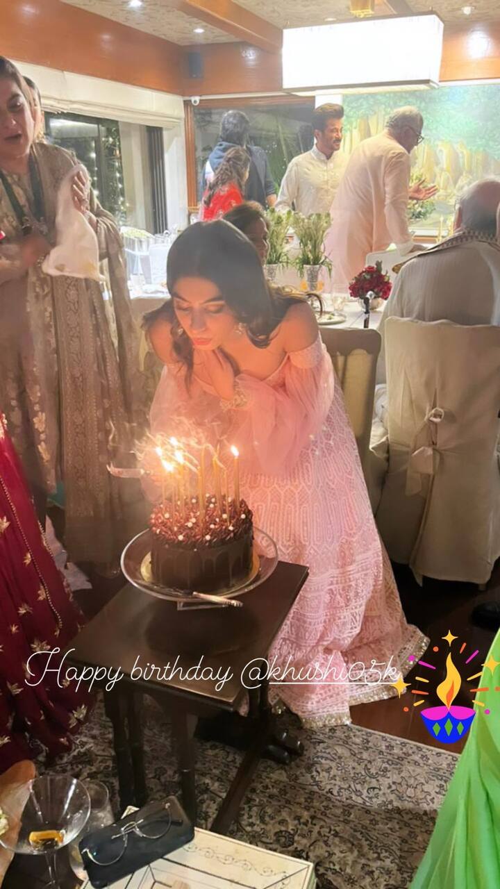 इस मौके पर बोनी कपूर की छोटी बेटी खुशी कपूर ने अपने जन्मदिन का केक काटा और इस खास दिन को सेलब्रेट किया. ये फोटो उनकी कजिन सिस्टर रिया कपूर ने अपने इंस्टा अकाउंट पर शेयर की है. इसके साथ उन्होंने लिखा, 'हेप्पी बर्थडे खुशी'