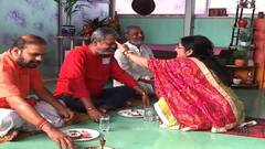 Bhai Phota 2021: দক্ষিণেশ্বরে ভাইয়ের বাড়িতে ফোঁটা দিলেন বিজেপি সাংসদ লকেট চট্টোপাধ্যায় | Bangla News