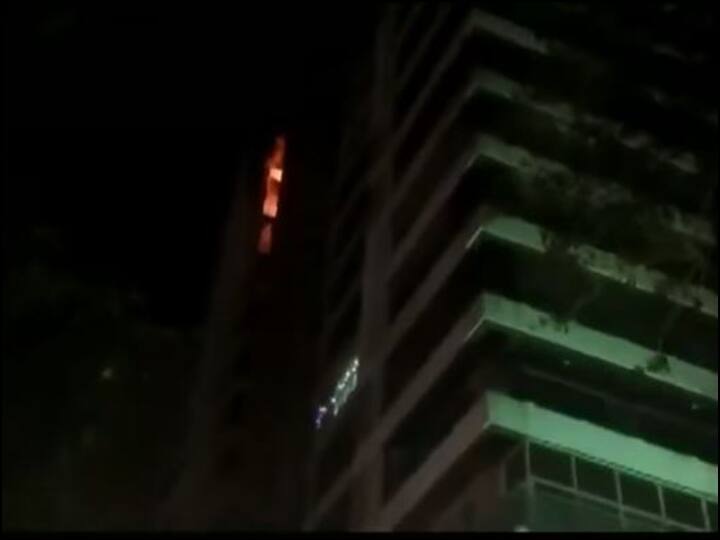 Mumbai Fire: Fire breaks out on 14th floor of building in Mumbai Kandivali Mumbai Fire: मुंबई के कांदिवली में बिल्डिंग की 14वीं मंज़िल पर लगी आग, फायर ब्रिगेड की 7 गाड़ियां मौके पर