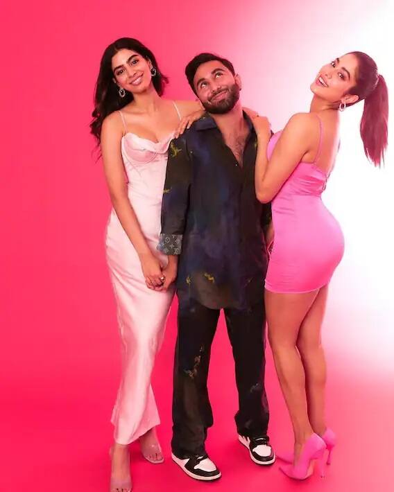 বোনের জন্মদিনে গোলাপি পোশাকে আক্ষরিক অর্থে বার্বি ডল হয়ে উঠলেন জাহ্নবী কপূর।