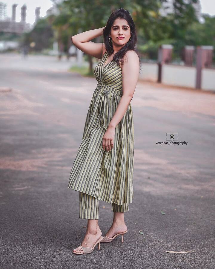 దీంతో టీవీరంగంవైపు అడుగులు వేసింది.(Source: Rashmi Instagram)