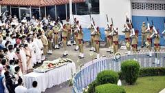 Subrata Mukherjee: গান স্যালুটে বিদায়, সুব্রত মুখোপাধ্য়ায়ের শেষযাত্রায় মানুষের ঢল | Bangla News