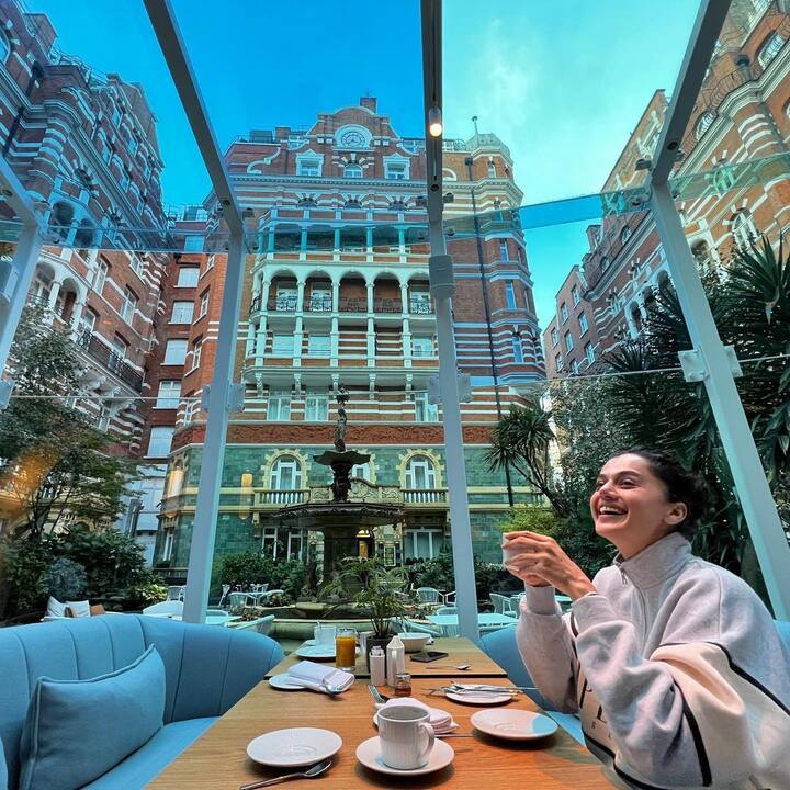 तापसी पन्नू ने इंस्टाग्राम पर प्रतिष्ठित सेंट जेम्स कोर्ट होटल में अपनी तस्वीरें पोस्ट की और इसके कैप्शन में लिखा, 'लंदन की ठंडी सुबह में मुझे गर्म कॉफी की याद आती है, घर से दूर घर वापस आने के लिए. पहले से ही यकीन है कि मैं जल्द ही वापस आऊंगी.' (Photo Credit: Taapsee Pannu Instagram)