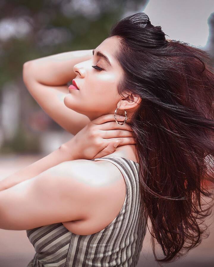 అప్పుడప్పుడు వేరే చానెళ్ల షోల్లో కూడా కనిపిస్తూ ఉంటుంది.(Source: Rashmi Instagram)