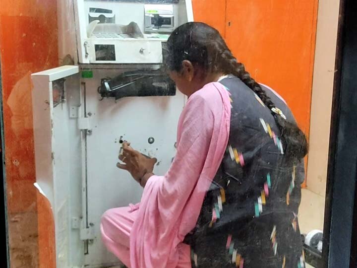 ATM இயந்திரத்தை உடைக்க முயற்சி-பணம் எடுக்க முடியாததால் கடப்பாரையை விட்டு சென்ற திருடன்