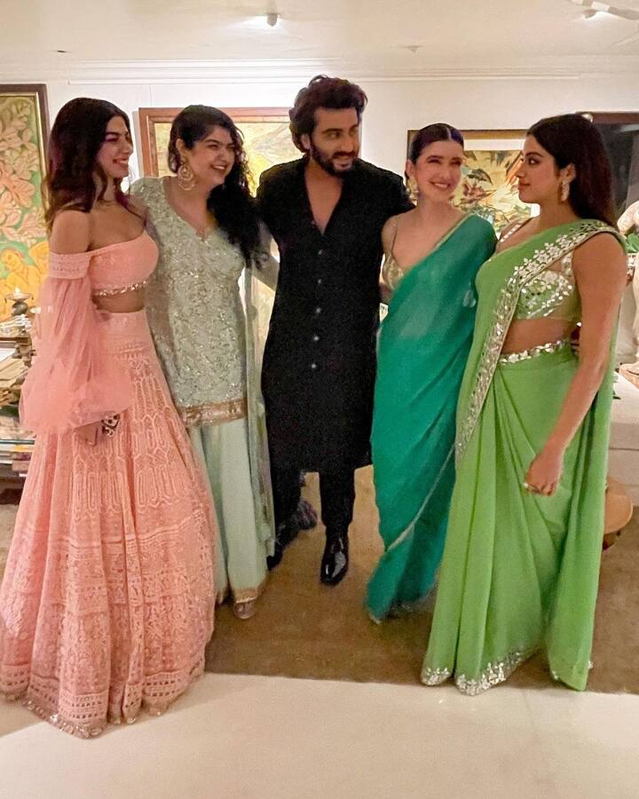 खुशी ने पूरे परिवार के साथ पोज भी दिए. इस फोटो में खुशी के साथ अंशुला, अर्जुन, शनाया और जान्हवी कपूर दिखाई दे रहे हैं.