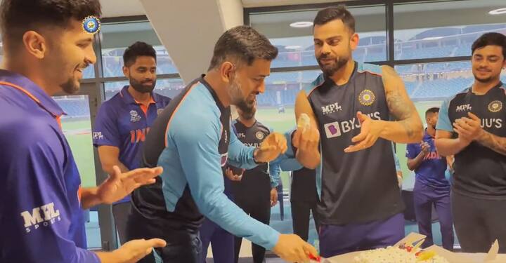 T20 World cup 2021 Team India bring in captain Virat Kohlis birthday after their superb victory in Dubai Virat Kohli Birthday celebrations: జోరుగా.. హుషారుగా! విరాట్‌ బర్త్‌డే వేడుకలు.. ఉత్సాహంగా కుర్రాళ్లు